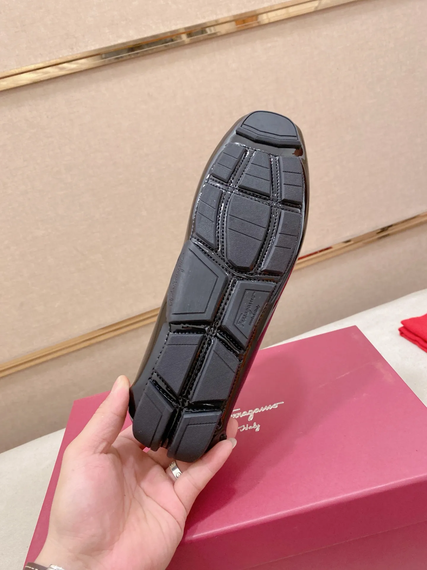 Factory price: 540💰High-end quality! Ferragamo🆕🆕Exclusive hot-selling products in stock🔥🔥New products on the shelves, high-quality Ferragamo men's pea shoes, high-end casual driving shoes, with complete packaging! 💪 💪 Material: imported first-layer cowhide 🐂 + imported high-quality water-dyed cowhide lining + wear-resistant outsole 👍🏻👍🏻 Features: high-end and comfortable, purely handmade 🚀 🚀 Create the perfect shoe that suits you best 🔥 🔥 Size: (38-44) 45 standard size can be customized!